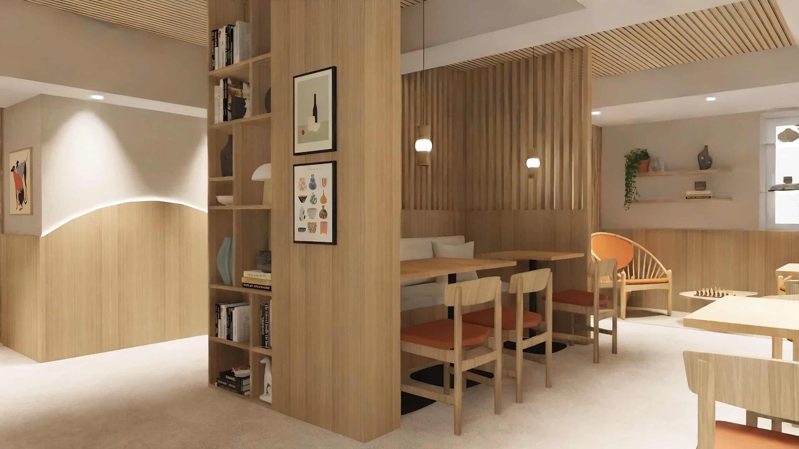 Gemütlicher Sitzbereich in der Hotellobby mit hellen Holztischen, gepolsterten Bänken und Raumteilern aus Holzlamellen.