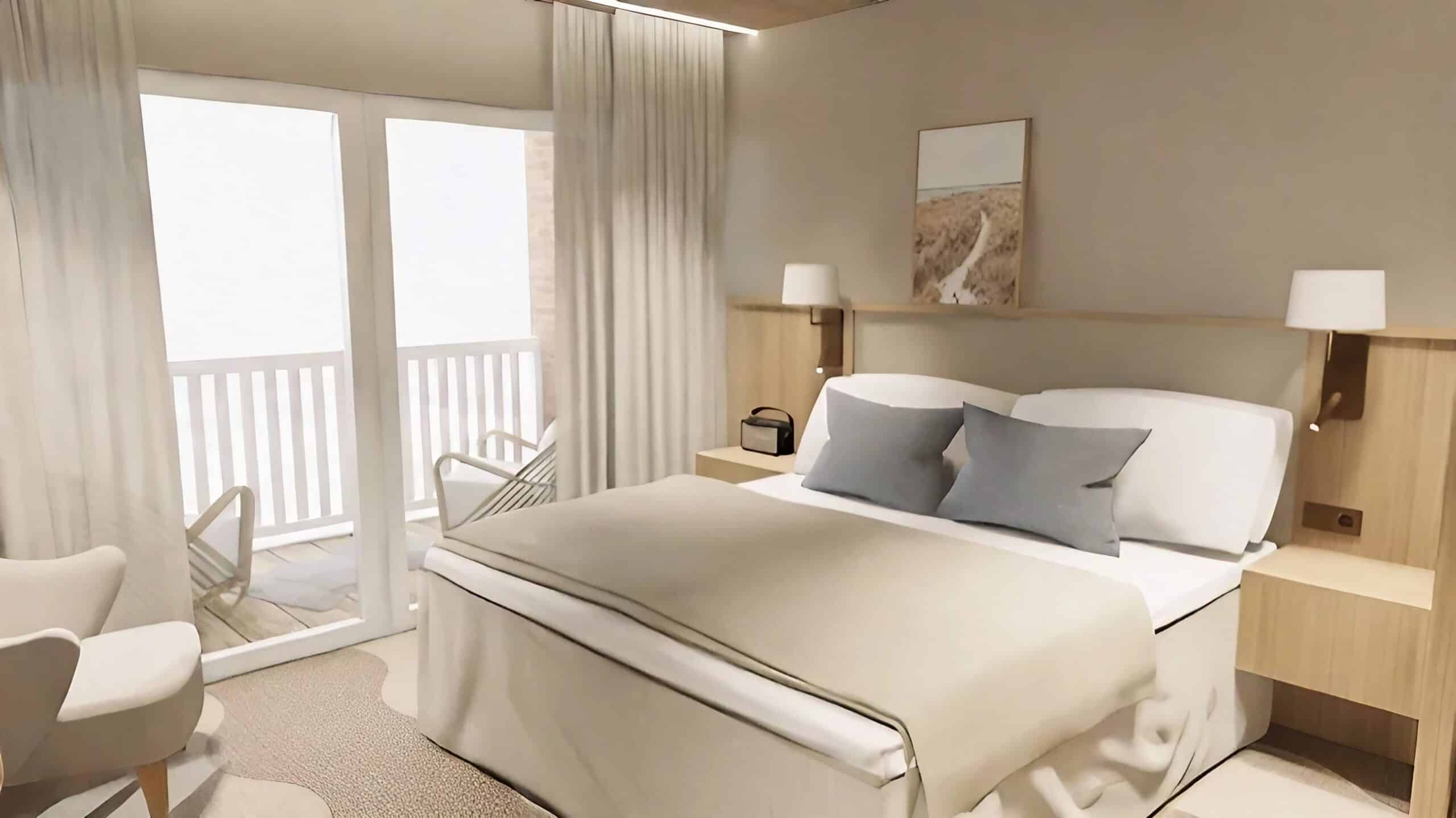 Helles Hotelzimmer mit Doppelbett, Balkonzugang durch eine Glasschiebetür und sanften Farbtönen in Sand und Beige.