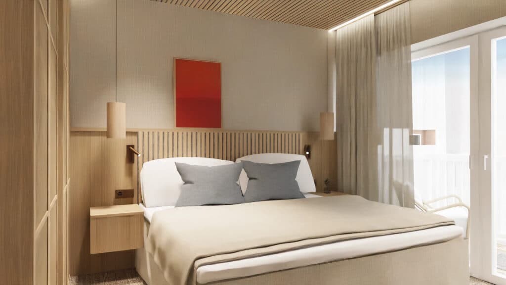 Hell eingerichtetes Hotelzimmer mit Doppelbett, Kopfteil aus Holzlamellen, zwei grauen Kissen und Blick auf den Balkon.