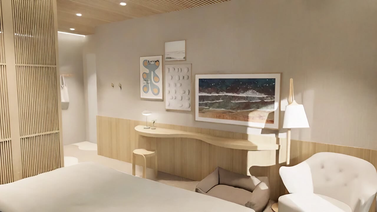 Detailansicht eines geschwungenen Holzschreibtisches unter einer Bilderwand in einem hellen, modern gestalteten Zimmer.