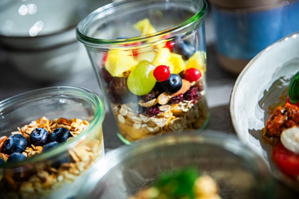 Gesundes Müsli mit Granola und Obst beim Frühstück im Hotel Bude54.