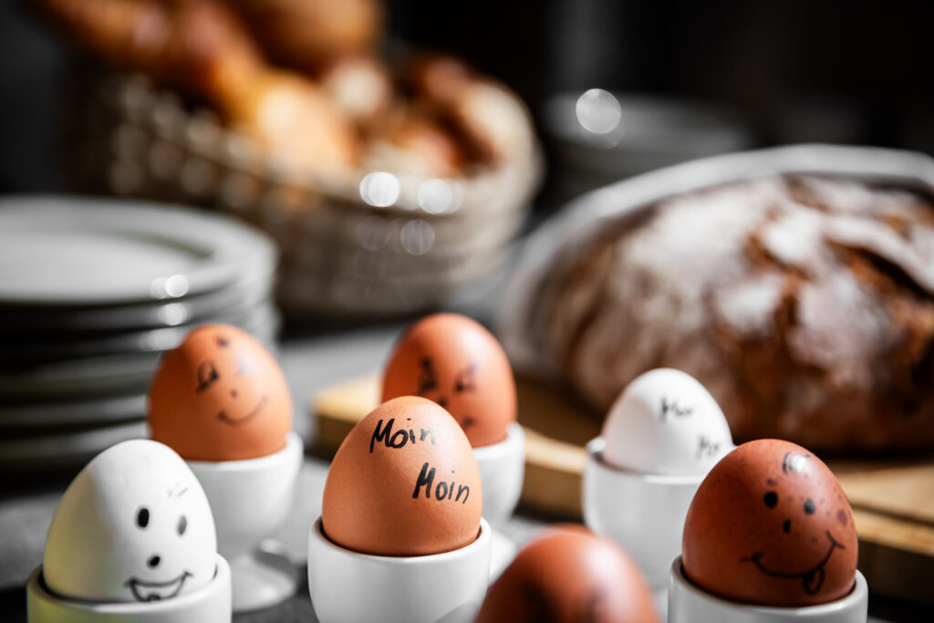 Ein gekochtes Ei mit dem Schriftzug Moin beim Frühstück in der Bude54.