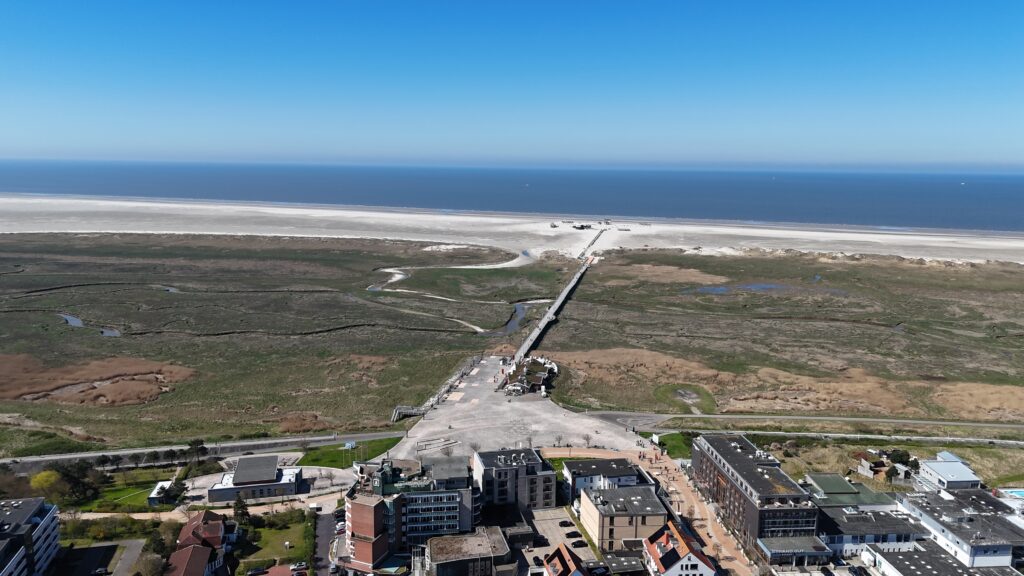 Luftaufnahme vom endlosen Sandstrand und der Nordseeküste in Sankt Peter Ording – perfekt für einen erholsamen Kurztrip